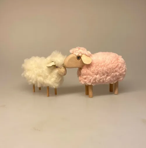 Får - Træ og Uld - Stort Rosa, får, lam, påskelam, træ, bøgetræ, maier, håndlavet, guds lam, konfirmand, konfirmation, konfirmationsgave, uld, fåreuld, marsklam, vadehavslam, vadehavet, vadehavsfår, nationalpark, vadehavet, ribe, tøndermarsken, påske, påskepynt, nordisk, stil, stilig, design, enelt, flot, lækkert, kunsthåndværk, biti, ribe