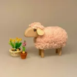 Får - Træ og Uld - Stort Rosa, får, lam, påskelam, træ, bøgetræ, maier, håndlavet, guds lam, konfirmand, konfirmation, konfirmationsgave, uld, fåreuld, marsklam, vadehavslam, vadehavet, vadehavsfår, nationalpark, vadehavet, ribe, tøndermarsken, påske, påskepynt, nordisk, stil, stilig, design, enelt, flot, lækkert, kunsthåndværk, biti, ribe