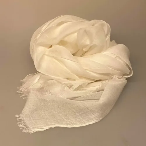 Stort Tørklæde - 1813 Natur Hvidt, offenbach, 1813-00, hvidt, naturhvidt, råhvidt, elfenbensfarvet, knækket, hvid, bomuld, silk, stort, blødt, voluminøst, konfirmation, bryllup, brud, tilbehør, sjal, stola, over skuldrene, fest, konfirmationstøj, piger, fint, afslappet, lækkert, kvalitet, enkelt, biti, ribe