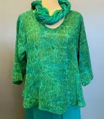 Leli Bluse med Hør - Grøn, vidde, kort, feminin, a-for, a-snit, klædelig, behagelig, luftig, struktur, halvlange, ærmer, rund hals, fest, hverdag, anvendelig, vævet, tryk, batik, farvet, print, håndlavet, særlig, speciel, unika, naturmaterialer, bomuld, hør, hørbluse, nederdel, smart, frisk, kvalitet, økologisk, bæredygtig, holdbar, åndbar, biti, ribe