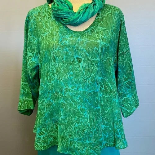 Leli Bluse med Hør - Grøn, vidde, kort, feminin, a-for, a-snit, klædelig, behagelig, luftig, struktur, halvlange, ærmer, rund hals, fest, hverdag, anvendelig, vævet, tryk, batik, farvet, print, håndlavet, særlig, speciel, unika, naturmaterialer, bomuld, hør, hørbluse, nederdel, smart, frisk, kvalitet, økologisk, bæredygtig, holdbar, åndbar, biti, ribe