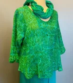 Leli Bluse med Hør - Grøn, vidde, kort, feminin, a-for, a-snit, klædelig, behagelig, luftig, struktur, halvlange, ærmer, rund hals, fest, hverdag, anvendelig, vævet, tryk, batik, farvet, print, håndlavet, særlig, speciel, unika, naturmaterialer, bomuld, hør, hørbluse, nederdel, smart, frisk, kvalitet, økologisk, bæredygtig, holdbar, åndbar, biti, ribe