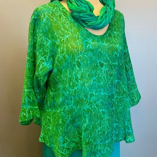 Leli Bluse med Hør - Grøn, vidde, kort, feminin, a-for, a-snit, klædelig, behagelig, luftig, struktur, halvlange, ærmer, rund hals, fest, hverdag, anvendelig, vævet, tryk, batik, farvet, print, håndlavet, særlig, speciel, unika, naturmaterialer, bomuld, hør, hørbluse, nederdel, smart, frisk, kvalitet, økologisk, bæredygtig, holdbar, åndbar, biti, ribe