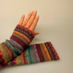 Pulsvarmere i Blød Alpaka Uld - Georgina Multi, kulørt, regnbue, farver, alpakka, lamauld, alpaca, strikkede, tynde, varme, lækre, luksus, smarte, skønne, muffedisser, pulsvarmere, håndledsvarmere, fuíngerløse, uden fingre, vanter, stulpen, eksklusive, cashmere, cashmir, uldne, kradser ikke, accessoires, tilbehør, biti, ribe