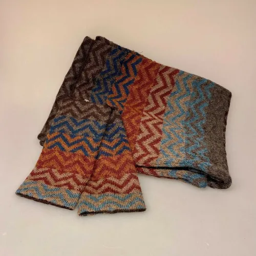 andres, Alpaca Tørklæde Dobbelt - Zigzag Blå Gylden, Pulsvarmere i Blød Alpaka uld - Zigzag Blå Gylden, andres, efterårsfarver, dæmpede, diskrete, elegante, eksklusivt, luksus, alpacca, alpakka, lama, lamauld, kashmir, cashmere, ren, uld, uldne, strikkede, varme, lækre, kvalitet, pulsvarmere, muffedisser, fingerløse, uden fingre, vanter, håndledsvarmere, vanter, biti, ribe, manuela, bedford,