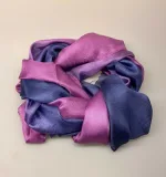 Silketørklæde Kæmmet 2041 Blå Lilla, violblå, violet, lilla, smukt, forårsfarver, sommer, luksus, lækkert, ren, blød, kæmmet, vævet, silke, tørklæde, stola, festligt, festtilbehør, silketørklæde, gave, gaveide, kvalitet, ædelt, ædel, helsilke, biti, ribe, frynser