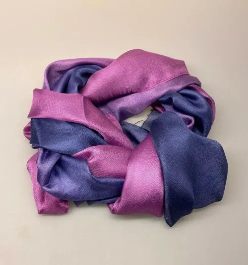 Silketørklæde Kæmmet 2041 Blå Lilla, violblå, violet, lilla, smukt, forårsfarver, sommer, luksus, lækkert, ren, blød, kæmmet, vævet, silke, tørklæde, stola, festligt, festtilbehør, silketørklæde, gave, gaveide, kvalitet, ædelt, ædel, helsilke, biti, ribe, frynser