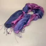 Silketørklæde Kæmmet 2041 Blå Lilla, violblå, violet, lilla, smukt, forårsfarver, sommer, luksus, lækkert, ren, blød, kæmmet, vævet, silke, tørklæde, stola, festligt, festtilbehør, silketørklæde, gave, gaveide, kvalitet, ædelt, ædel, helsilke, biti, ribe, frynser
