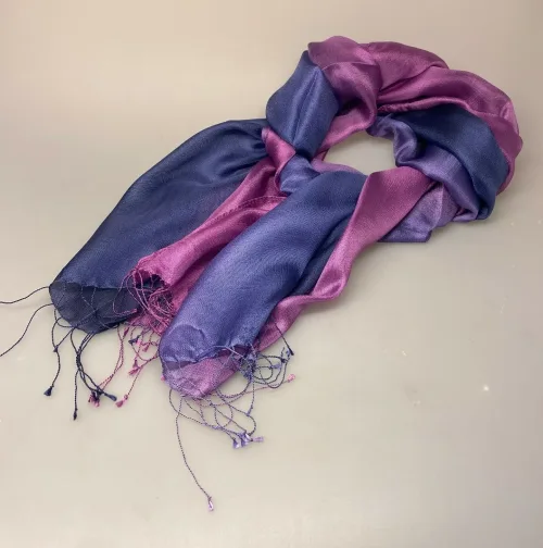 Silketørklæde Kæmmet 2041 Blå Lilla, violblå, violet, lilla, smukt, forårsfarver, sommer, luksus, lækkert, ren, blød, kæmmet, vævet, silke, tørklæde, stola, festligt, festtilbehør, silketørklæde, gave, gaveide, kvalitet, ædelt, ædel, helsilke, biti, ribe, frynser