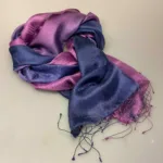 Silketørklæde Kæmmet 2041 Blå Lilla, violblå, violet, lilla, smukt, forårsfarver, sommer, luksus, lækkert, ren, blød, kæmmet, vævet, silke, tørklæde, stola, festligt, festtilbehør, silketørklæde, gave, gaveide, kvalitet, ædelt, ædel, helsilke, biti, ribe, frynser