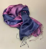 Silketørklæde Kæmmet 2041 Blå Lilla, violblå, violet, lilla, smukt, forårsfarver, sommer, luksus, lækkert, ren, blød, kæmmet, vævet, silke, tørklæde, stola, festligt, festtilbehør, silketørklæde, gave, gaveide, kvalitet, ædelt, ædel, helsilke, biti, ribe, frynser