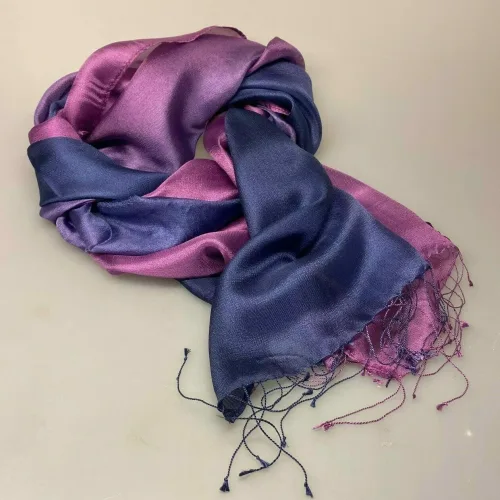 Silketørklæde Kæmmet 2041 Blå Lilla, violblå, violet, lilla, smukt, forårsfarver, sommer, luksus, lækkert, ren, blød, kæmmet, vævet, silke, tørklæde, stola, festligt, festtilbehør, silketørklæde, gave, gaveide, kvalitet, ædelt, ædel, helsilke, biti, ribe, frynser