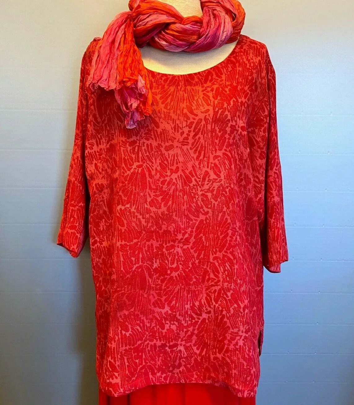 Tunika Jati Lige med Slidser - Rød Tunika Jati Lige med Slidser - Rød, pink, rosa, kølig, klar, biti, ribe, kvalitet, behagelig, økologisk, bomuld, farver, store størrelser, vidde, løs, slankende, flot, klædelig, hør, tunika, diva, natur, åndbar, batik, tryk