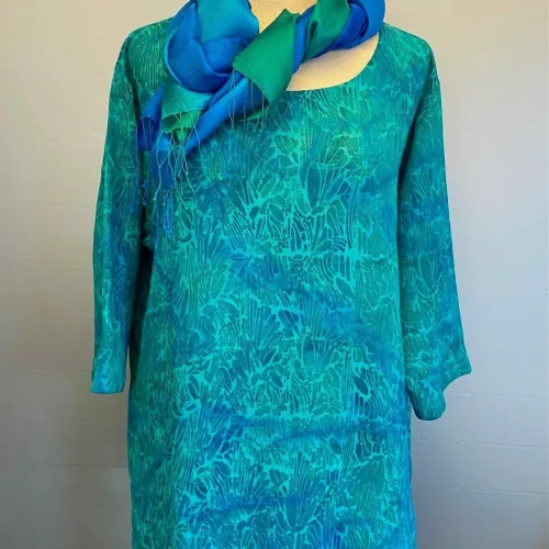 Tunika Jati Lige med Slidser - Smaragd, Tunika Jati Lige med Slidser - Turkis, petrol 25, tone-i-tone, hørskjorte, hørtunika, lang, slidser, smart, cool, casual,Grøn, klar, grøn, bregneblade, bladmønster, havfarver, turkis, tyrkis, tunika, lang, slidser, lange ærmer, natur, naturstof, naturfibre, åndbart, blå, grøn, store størrelser, løs, vidde, stor barm, biti, ribe, struktur, diva