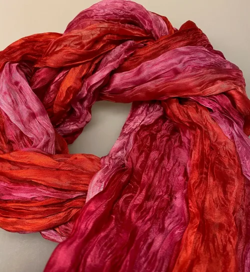 Twistet Silketørklæde 90148 Rød Pink, rio, røde, pink, farver, glade, friske, klare, skrappe,, festlige, spræl, farveglad, rødpink, nuancer, blød, ægte, ren, silke, luksus, lækkert, gave, gaveide, flot, snoet, tvistet, crasch, krøllet, vasket, silkesjal, silketørklæde, sporty, smart, fyldigt, lækkert, koloreret, tone-i-tone, biti, ribe, salto, darling