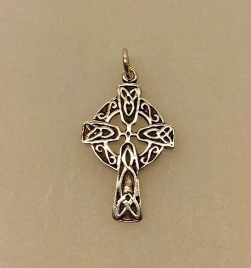 Vedhæng i Sølv - Keltisk Aran Kors, solhjulet, evigheden, evighedsflet, irsk, keltisk, kors, keltisk, aran, irsk, cirkel, specielt, kristent, tidligt, originalt, gaveide, konfirmation, barnedåb, museums, kopi, fund, smýkker, sølv , sterling, sølvkors, lille, biti, ribe