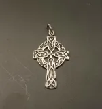 Vedhæng i Sølv - Keltisk Aran Kors, solhjulet, evigheden, evighedsflet, irsk, keltisk, kors, keltisk, aran, irsk, cirkel, specielt, kristent, tidligt, originalt, gaveide, konfirmation, barnedåb, museums, kopi, fund, smýkker, sølv , sterling, sølvkors, lille, biti, ribe