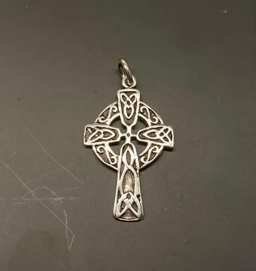 Vedhæng i Sølv - Keltisk Aran Kors, solhjulet, evigheden, evighedsflet, irsk, keltisk, kors, keltisk, aran, irsk, cirkel, specielt, kristent, tidligt, originalt, gaveide, konfirmation, barnedåb, museums, kopi, fund, smýkker, sølv , sterling, sølvkors, lille, biti, ribe