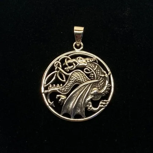 Vikingevedhæng i Sølv - Drage med Vinger i Cirkel, ildspyende, sølvvedhæng, mytologi, magisk, væsen, eventyr, asgård, udgård, midgård, thor, rollespil, fabeldyr,