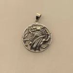 Vikingevedhæng i Sølv - Drage med Vinger i Cirkel, ildspyende, sølvvedhæng, mytologi, magisk, væsen, eventyr, asgård, udgård, midgård, thor, rollespil, fabeldyr,