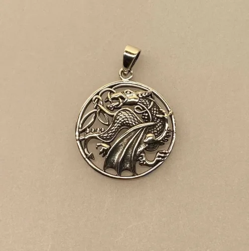 Vikingevedhæng i Sølv - Drage med Vinger i Cirkel, ildspyende, sølvvedhæng, mytologi, magisk, væsen, eventyr, asgård, udgård, midgård, thor, rollespil, fabeldyr,