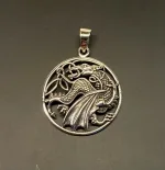 Vikingevedhæng i Sølv - Drage med Vinger i Cirkel, ildspyende, sølvvedhæng, mytologi, magisk, væsen, eventyr, asgård, udgård, midgård, thor, rollespil, fabeldyr,