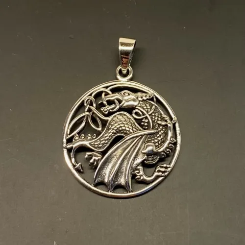 Vikingevedhæng i Sølv - Drage med Vinger i Cirkel, ildspyende, sølvvedhæng, mytologi, magisk, væsen, eventyr, asgård, udgård, midgård, thor, rollespil, fabeldyr,
