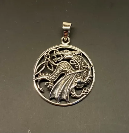 Vikingevedhæng i Sølv - Drage med Vinger i Cirkel, ildspyende, sølvvedhæng, mytologi, magisk, væsen, eventyr, asgård, udgård, midgård, thor, rollespil, fabeldyr,
