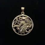 Vikingevedhæng i Sølv - Drage med Vinger i Cirkel, ildspyende, sølvvedhæng, mytologi, magisk, væsen, eventyr, asgård, udgård, midgård, thor, rollespil, fabeldyr,