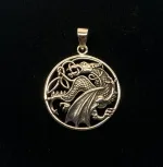 Vikingevedhæng i Sølv - Drage med Vinger i Cirkel, ildspyende, sølvvedhæng, mytologi, magisk, væsen, eventyr, asgård, udgård, midgård, thor, rollespil, fabeldyr,