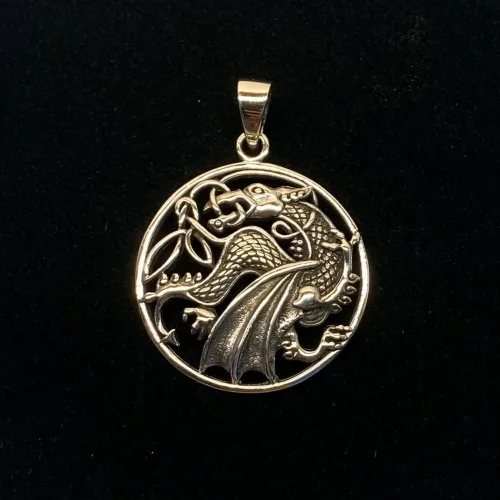 Vikingevedhæng i Sølv - Drage med Vinger i Cirkel, ildspyende, sølvvedhæng, mytologi, magisk, væsen, eventyr, asgård, udgård, midgård, thor, rollespil, fabeldyr,