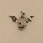 Vikingevedhæng i Sølv - Drage med Vinger og Snoet Hale, luftdrage, ildspyende, ildspydende, sølvvedhæng, mytologi, magisk, væsen, eventyr, asgård, udgård, midgård, thor, rollespil, fabeldyr,