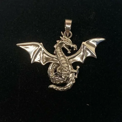 Vikingevedhæng i Sølv - Drage med Vinger og Snoet Hale, luftdrage, ildspyende, ildspydende, sølvvedhæng, mytologi, magisk, væsen, eventyr, asgård, udgård, midgård, thor, rollespil, fabeldyr,