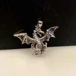 Vikingevedhæng i Sølv - Drage med Vinger og Snoet Hale, luftdrage, ildspyende, ildspydende, sølvvedhæng, mytologi, magisk, væsen, eventyr, asgård, udgård, midgård, thor, rollespil, fabeldyr,