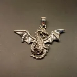 Vikingevedhæng i Sølv - Drage med Vinger og Snoet Hale, luftdrage, ildspyende, ildspydende, sølvvedhæng, mytologi, magisk, væsen, eventyr, asgård, udgård, midgård, thor, rollespil, fabeldyr,