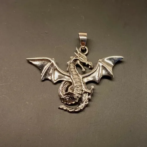 Vikingevedhæng i Sølv - Drage med Vinger og Snoet Hale, luftdrage, ildspyende, ildspydende, sølvvedhæng, mytologi, magisk, væsen, eventyr, asgård, udgård, midgård, thor, rollespil, fabeldyr,