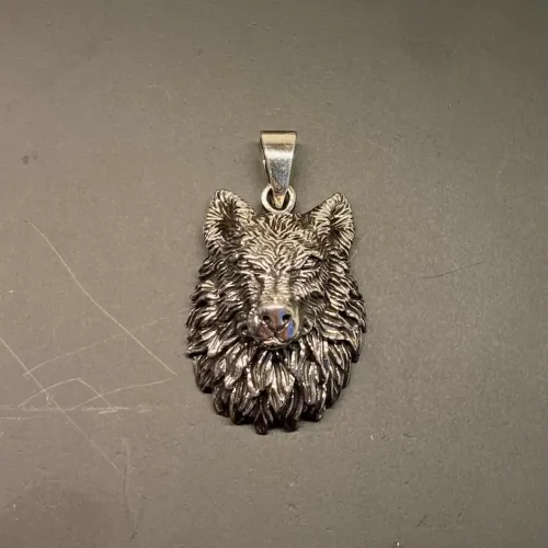 Vikingevedhæng i Sølv - Fenris Ulvehoved med Pels, stor, stolt, gråben, ulvepels, pels, fenrisulven, Vikingevedhæng i sølv - Ulvehoved - Fenris