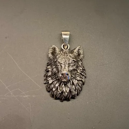 Vikingevedhæng i Sølv - Fenris Ulvehoved med Pels, stor, stolt, gråben, ulvepels, pels, fenrisulven, Vikingevedhæng i sølv - Ulvehoved - Fenris