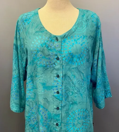 Batik Bluse Manisa med Knapper - Lys Petrol, jakke, let, bluse, med, knapper, økologisk, holdbar, bæredygtig, farver, kvalitet, rayon, bomuld, viskose, tryk, vidde, bred, rummelig, lang, tunika, skjorte, bluse, åndbar, natur, bomuld, holdbar, lækker, store, størrelser, piger, curvy, løs, loose, fit, batik, biti, ribe