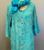 Batik Bluse Manisa med Knapper - Lys Petrol, jakke, let, bluse, med, knapper, økologisk, holdbar, bæredygtig, farver, kvalitet, rayon, bomuld, viskose, tryk, vidde, bred, rummelig, lang, tunika, skjorte, bluse, åndbar, natur, bomuld, holdbar, lækker, store, størrelser, piger, curvy, løs, loose, fit, batik, biti, ribe