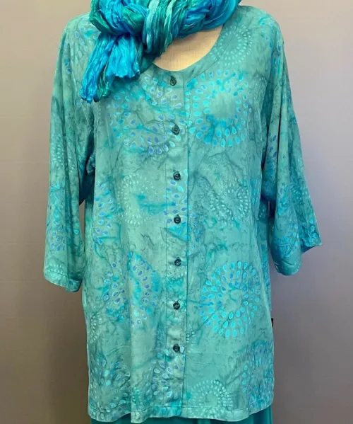 Batik Bluse Manisa med Knapper - Lys Petrol, jakke, let, bluse, med, knapper, økologisk, holdbar, bæredygtig, farver, kvalitet, rayon, bomuld, viskose, tryk, vidde, bred, rummelig, lang, tunika, skjorte, bluse, åndbar, natur, bomuld, holdbar, lækker, store, størrelser, piger, curvy, løs, loose, fit, batik, biti, ribe
