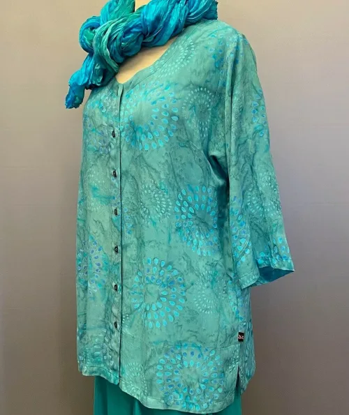 Batik Bluse Manisa med Knapper - Lys Petrol, jakke, let, bluse, med, knapper, økologisk, holdbar, bæredygtig, farver, kvalitet, rayon, bomuld, viskose, tryk, vidde, bred, rummelig, lang, tunika, skjorte, bluse, åndbar, natur, bomuld, holdbar, lækker, store, størrelser, piger, curvy, løs, loose, fit, batik, biti, ribe