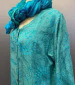Batik Bluse Manisa med Knapper - Lys Petrol, jakke, let, bluse, med, knapper, økologisk, holdbar, bæredygtig, farver, kvalitet, rayon, bomuld, viskose, tryk, vidde, bred, rummelig, lang, tunika, skjorte, bluse, åndbar, natur, bomuld, holdbar, lækker, store, størrelser, piger, curvy, løs, loose, fit, batik, biti, ribe