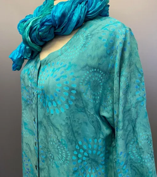 Batik Bluse Manisa med Knapper - Lys Petrol, jakke, let, bluse, med, knapper, økologisk, holdbar, bæredygtig, farver, kvalitet, rayon, bomuld, viskose, tryk, vidde, bred, rummelig, lang, tunika, skjorte, bluse, åndbar, natur, bomuld, holdbar, lækker, store, størrelser, piger, curvy, løs, loose, fit, batik, biti, ribe