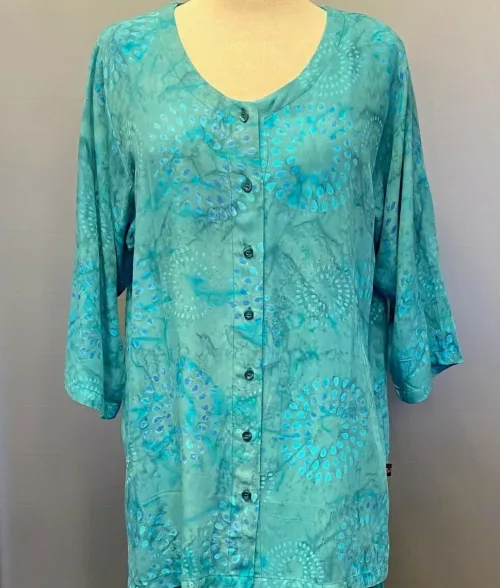 Batik Bluse Manisa med Knapper - Lys Petrol, jakke, let, bluse, med, knapper, økologisk, holdbar, bæredygtig, farver, kvalitet, rayon, bomuld, viskose, tryk, vidde, bred, rummelig, lang, tunika, skjorte, bluse, åndbar, natur, bomuld, holdbar, lækker, store, størrelser, piger, curvy, løs, loose, fit, batik, biti, ribe