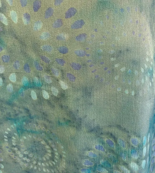 Batik Bluse Taro Kortærmet - Lys Petrol, t-shirt, kort, figursyet, taljeret, slank, crincle, crepe, åndbar, figursyet, pæn, rund hals, kortærmet, batik, farve, tryk, holdbar, kvalitet, økologisk, bomuld, biti, ribe, diva