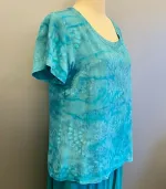 Batik Bluse Taro Kortærmet - Lys Petrol, t-shirt, kort, figursyet, taljeret, slank, crincle, crepe, åndbar, figursyet, pæn, rund hals, kortærmet, batik, farve, tryk, holdbar, kvalitet, økologisk, bomuld, biti, ribe, diva