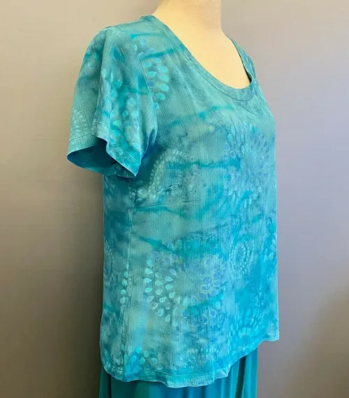 Batik Bluse Taro Kortærmet - Lys Petrol, t-shirt, kort, figursyet, taljeret, slank, crincle, crepe, åndbar, figursyet, pæn, rund hals, kortærmet, batik, farve, tryk, holdbar, kvalitet, økologisk, bomuld, biti, ribe, diva