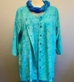 Batik Bluse Taro Kortærmet - Lys Petrol, t-shirt, kort, figursyet, taljeret, slank, crincle, crepe, åndbar, figursyet, pæn, rund hals, kortærmet, batik, farve, tryk, holdbar, kvalitet, økologisk, bomuld, biti, ribe, diva