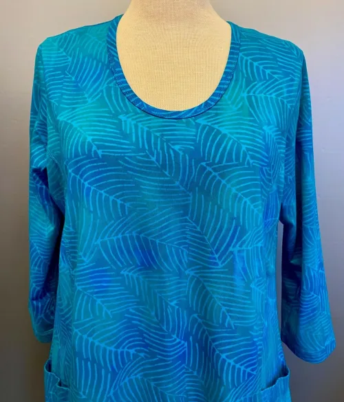 Batikbluse 007 A-facon Bomuld Jersey - Feder Turkis, havfarver, turkis, blå, grøn, sommerlig, frisk, a-snit, a-fason, a-form, jersey, bomuld, ren, kba, økologisk, t-shirt, vidde, lang, bekvem, behagelig, åndbar, lækker, kvalitet, batikfarvet, batiktryk, holdbare, farver, lommer, håndtryk, biti, unikat, særlig, ribe